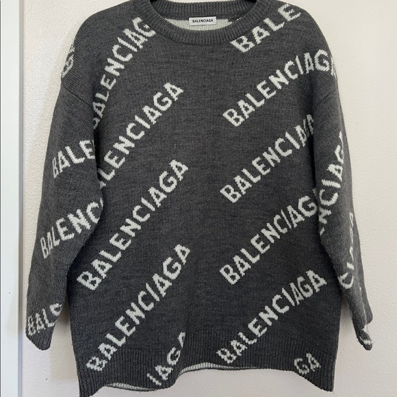 sweater balenciaga logo